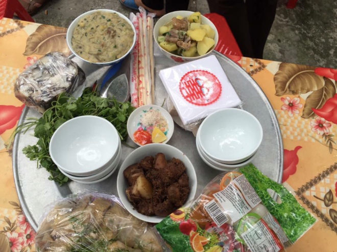 Về quê bạn trai ăn cỗ, cô nàng thắc mắc Sao cháo nhà anh nấu đặc thế liền bị cả họ cười khẩy - Hình 4