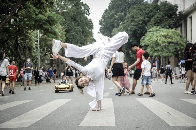 mặcáo dài nhảy breakdance ảnh 2 Bộ ảnh Thùy chụp trên phố đi bộ Hà Nội nhận được nhiều sự quan tâm trên mạng.