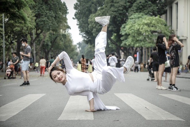 mặcáo dài nhảy breakdance ảnh 1