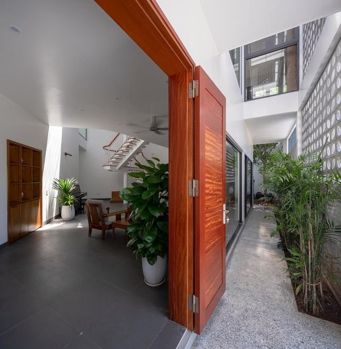 Dùng gạch bê tông chắn nắng, nhà Thái Bình đẹp mê mẩn - Hình 2