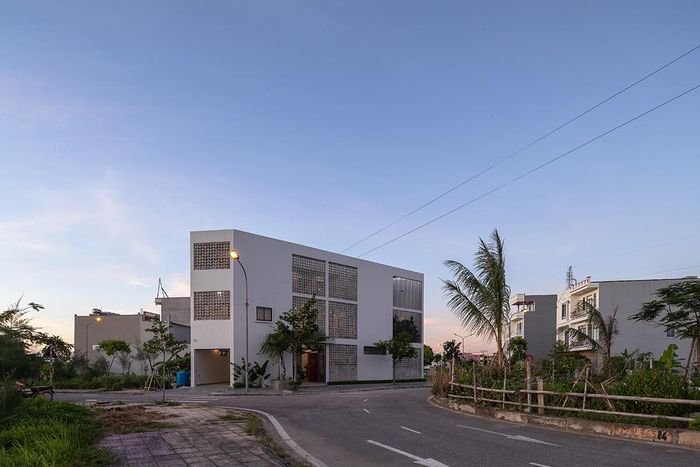 Dùng gạch bê tông chắn nắng, nhà Thái Bình đẹp mê mẩn - Hình 3