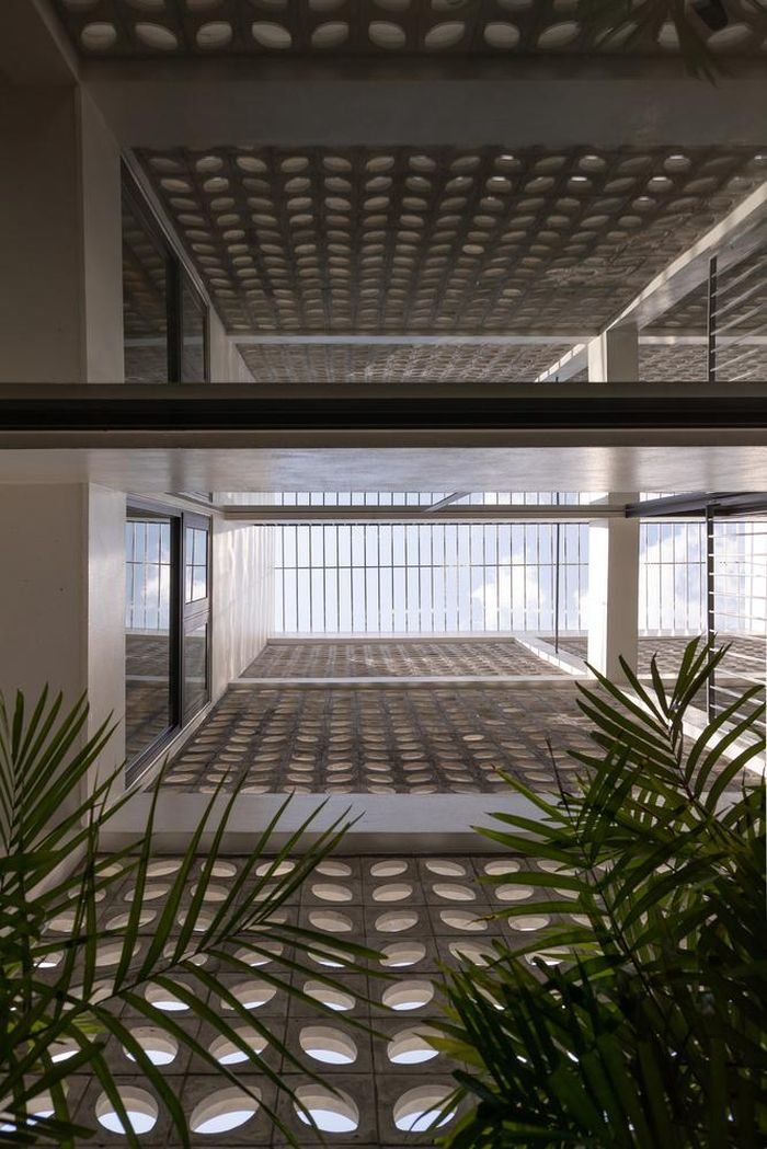 Dùng gạch bê tông chắn nắng, nhà Thái Bình đẹp mê mẩn - Hình 4