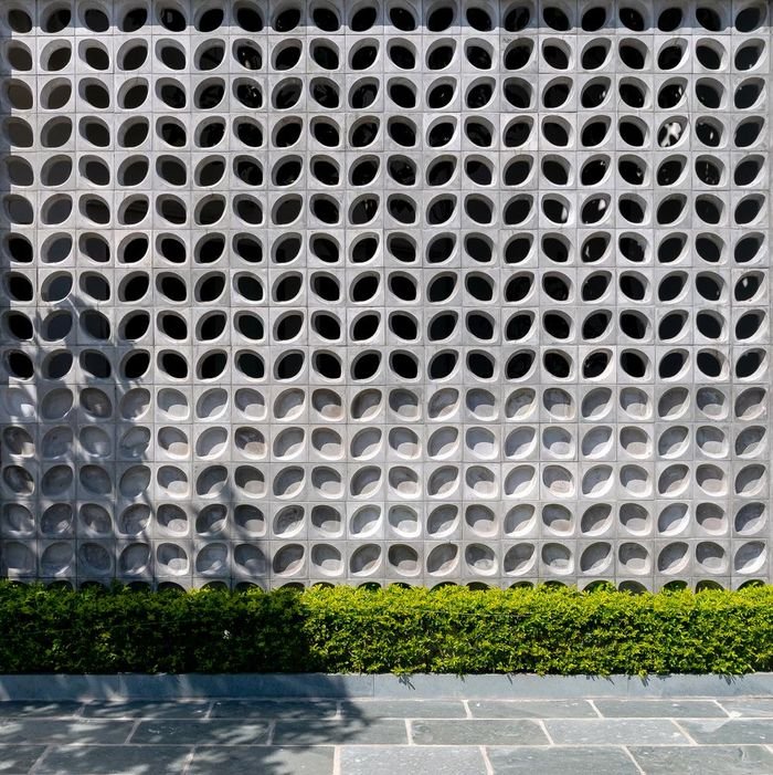 Dùng gạch bê tông chắn nắng, nhà Thái Bình đẹp mê mẩn - Hình 7