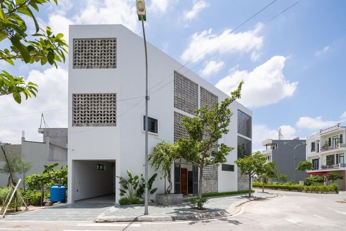 Dùng gạch bê tông chắn nắng, nhà Thái Bình đẹp mê mẩn - Hình 1