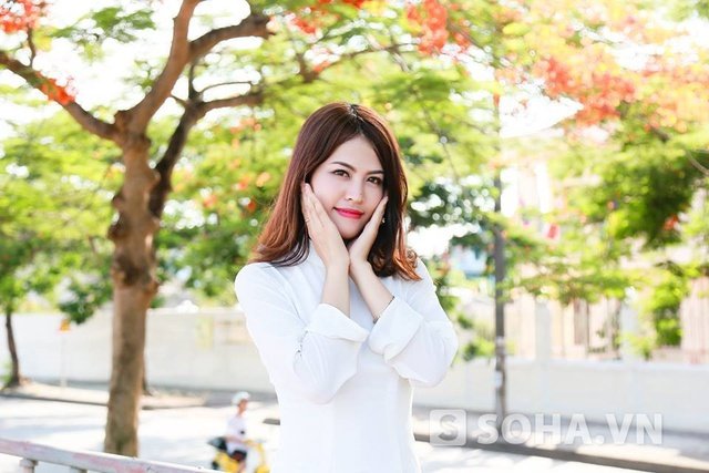 " Vì tính chất công việc nên mình hầu như phải mặt áo dài suốt, tuy nhiên chưa có bộ ảnh nào trọn vẹn về trang phục này. Hơn nữa, trong những ngày này, nhìn thấy các bạn học sinh đăng tải nhiều hình ảnh kỷ yếu lại làm mình càng mong muốn được trở lại khoảng thời gian xưa", Cẩm vân chia sẻ.