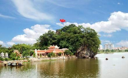 Một ngọn núi nhỏ ở Ninh Bình mà nổi tiếng cả nước, vách đá khắc nhiều bài thơ cổ nhất Việt Nam - Ảnh 1. Một ngọn núi nhỏ ở Ninh Bình mà nổi tiếng cả nước, vách đá khắc nhiều bài thơ cổ nhất Việt Nam - Ảnh 1.
