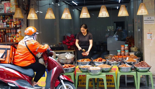 Quán cá kho nức tiếng phố cổ bán 200kg mỗi ngày, giáp Tết mỗi ngày hết veo cả tấn - Ảnh 1. Quán cá kho nức tiếng phố cổ bán 200kg mỗi ngày, giáp Tết mỗi ngày hết veo cả tấn - Ảnh 1.