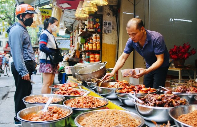 Quán cá kho nức tiếng phố cổ bán 200kg mỗi ngày, giáp Tết mỗi ngày hết veo cả tấn - Ảnh 10. Quán cá kho nức tiếng phố cổ bán 200kg mỗi ngày, giáp Tết mỗi ngày hết veo cả tấn - Ảnh 10.