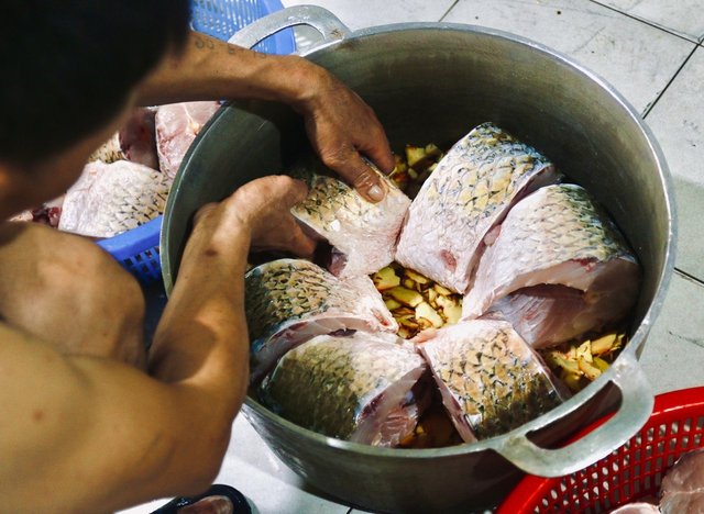 Quán cá kho nức tiếng phố cổ bán 200kg mỗi ngày, giáp Tết mỗi ngày hết veo cả tấn - Ảnh 4. Quán cá kho nức tiếng phố cổ bán 200kg mỗi ngày, giáp Tết mỗi ngày hết veo cả tấn - Ảnh 4.