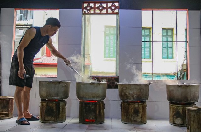 Quán cá kho nức tiếng phố cổ bán 200kg mỗi ngày, giáp Tết mỗi ngày hết veo cả tấn - Ảnh 6. Quán cá kho nức tiếng phố cổ bán 200kg mỗi ngày, giáp Tết mỗi ngày hết veo cả tấn - Ảnh 6.