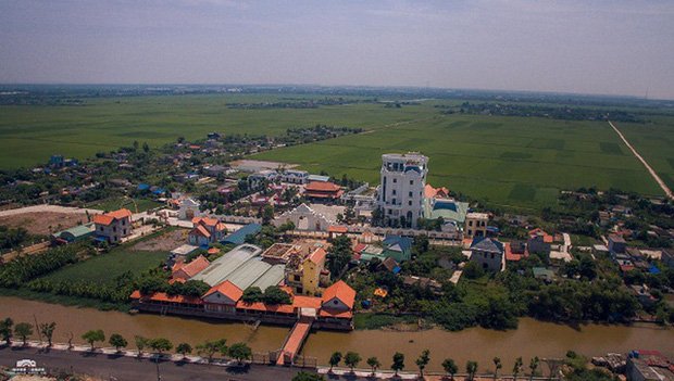 Chủ nhân tòa lâu đài có hẳn sân đỗ trực thăng ở Thái Bình là ai? - Ảnh 1. Chủ nhân tòa lâu đài có hẳn sân đỗ trực thăng ở Thái Bình là ai? - Ảnh 1.