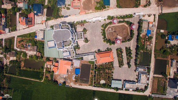Chủ nhân tòa lâu đài có hẳn sân đỗ trực thăng ở Thái Bình là ai? - Ảnh 2. Chủ nhân tòa lâu đài có hẳn sân đỗ trực thăng ở Thái Bình là ai? - Ảnh 2.