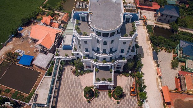 Chủ nhân tòa lâu đài có hẳn sân đỗ trực thăng ở Thái Bình là ai? - Ảnh 3. Chủ nhân tòa lâu đài có hẳn sân đỗ trực thăng ở Thái Bình là ai? - Ảnh 3.