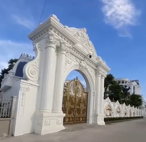 Chủ nhân tòa lâu đài có hẳn sân đỗ trực thăng ở Thái Bình là ai? - Ảnh 4. Chủ nhân tòa lâu đài có hẳn sân đỗ trực thăng ở Thái Bình là ai? - Ảnh 4.