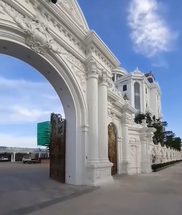 Chủ nhân tòa lâu đài có hẳn sân đỗ trực thăng ở Thái Bình là ai? - Ảnh 5. Chủ nhân tòa lâu đài có hẳn sân đỗ trực thăng ở Thái Bình là ai? - Ảnh 5.