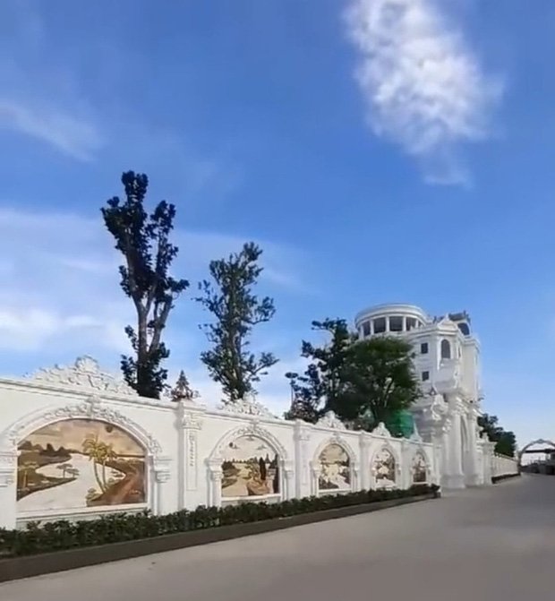 Chủ nhân tòa lâu đài có hẳn sân đỗ trực thăng ở Thái Bình là ai? - Ảnh 6. Chủ nhân tòa lâu đài có hẳn sân đỗ trực thăng ở Thái Bình là ai? - Ảnh 6.