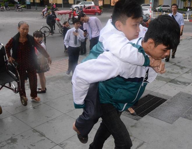Minh Quang hàng ngày cõng bạn đến lớp. Ảnh: H.N.