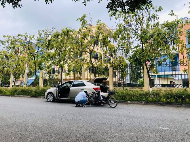 Xúc động hình ảnh thầy giáo xuống ô tô, ngồi sửa xe đạp cho học trò giữa trưa nắng như đổ lửa - Ảnh 1. Xúc động hình ảnh thầy giáo xuống ô tô, ngồi sửa xe đạp cho học trò giữa trưa nắng như đổ lửa - Ảnh 1.