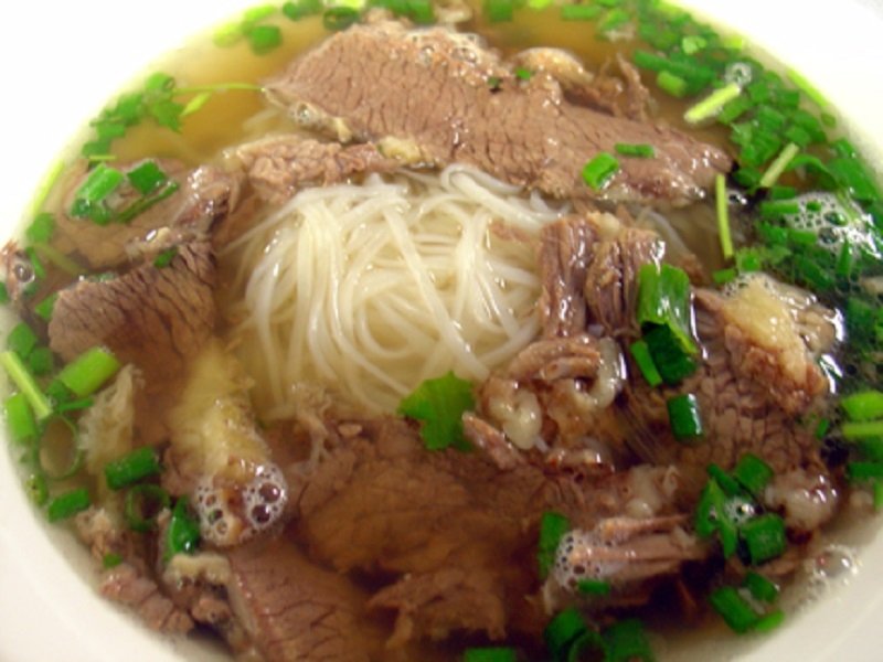 Là quán lâu đời và giữ được hương vị truyền thống nên phở Tạo luôn rất hút khách.