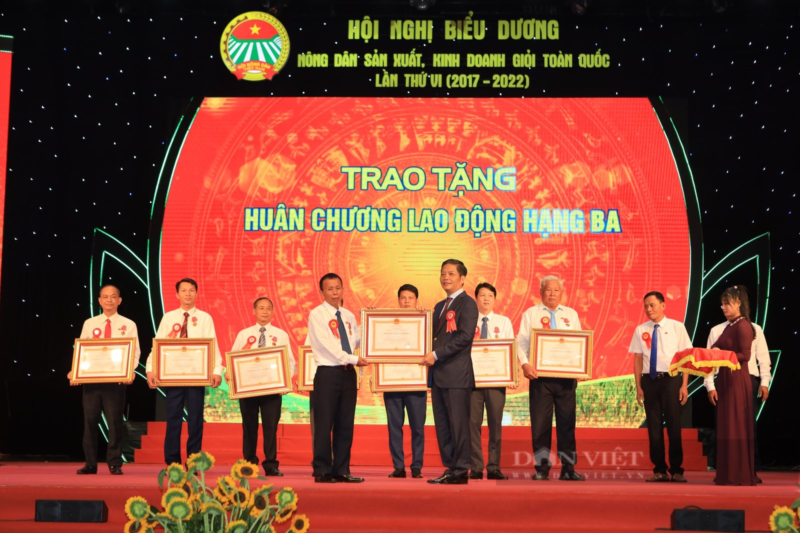 Ông nông dân Thái Bình nuôi gà giỏi được tặng Huân chương Lao động hạng Ba - Ảnh 2. Ông nông dân Thái Bình nuôi gà giỏi được tặng Huân chương Lao động hạng Ba - Ảnh 2.