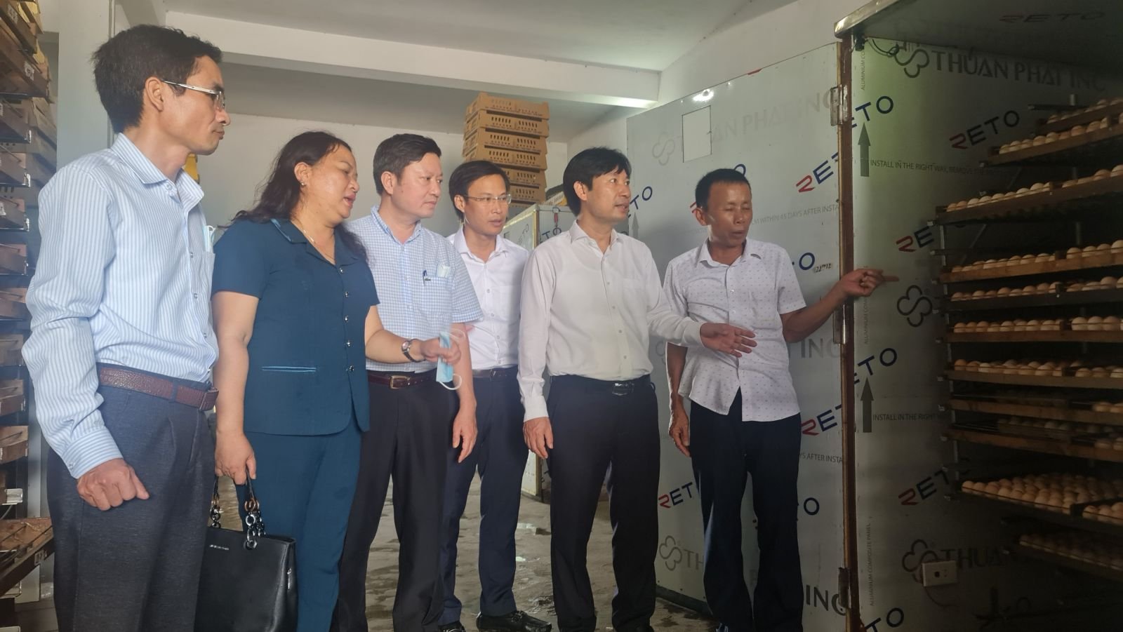 Ông nông dân Thái Bình nuôi gà giỏi được tặng Huân chương Lao động hạng Ba - Ảnh 4. Ông nông dân Thái Bình nuôi gà giỏi được tặng Huân chương Lao động hạng Ba - Ảnh 4.