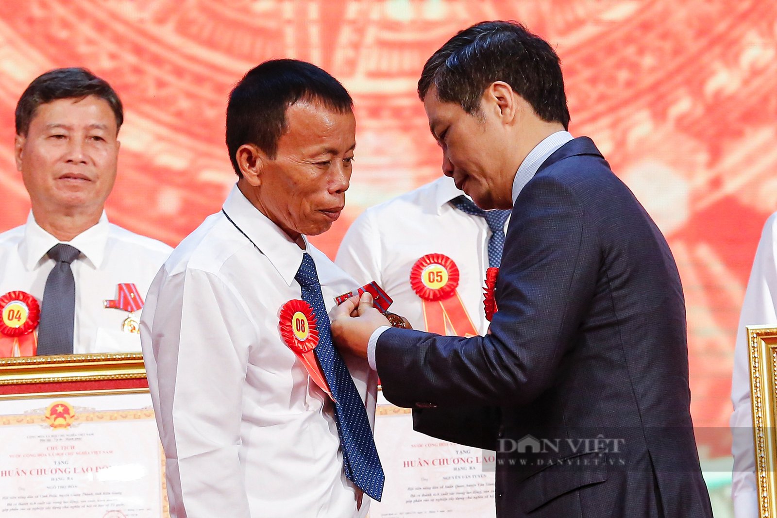 Ông nông dân Thái Bình nuôi gà giỏi được tặng Huân chương Lao động hạng Ba - Ảnh 1. Ông nông dân Thái Bình nuôi gà giỏi được tặng Huân chương Lao động hạng Ba - Ảnh 1.