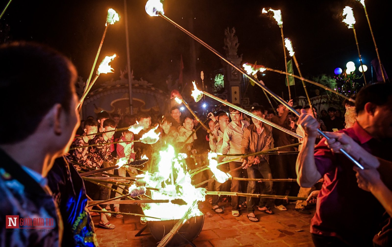 Tin nhanh - Nam Định: Độc đáo tục lệ “lấy lửa” cầu may đêm Giao thừa (Hình 11).