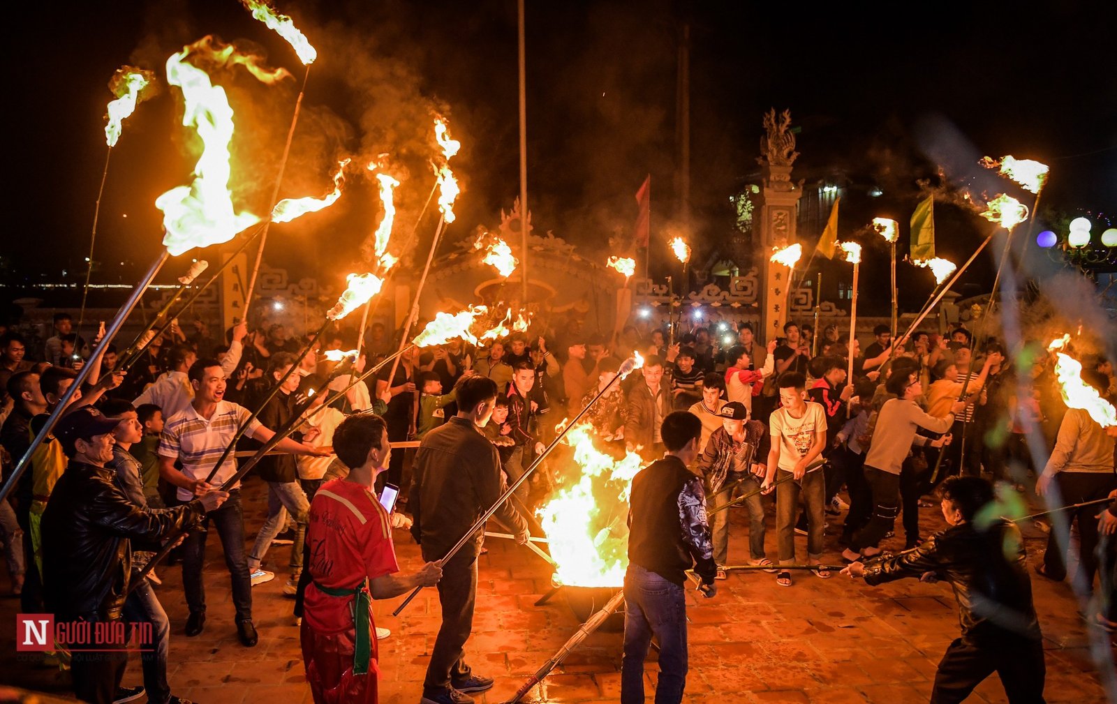 Tin nhanh - Nam Định: Độc đáo tục lệ “lấy lửa” cầu may đêm Giao thừa (Hình 12).