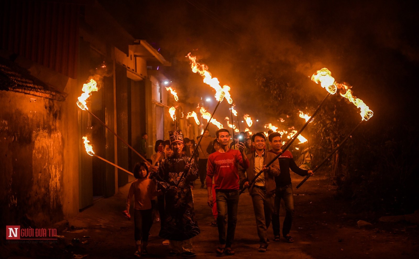 Tin nhanh - Nam Định: Độc đáo tục lệ “lấy lửa” cầu may đêm Giao thừa (Hình 15).