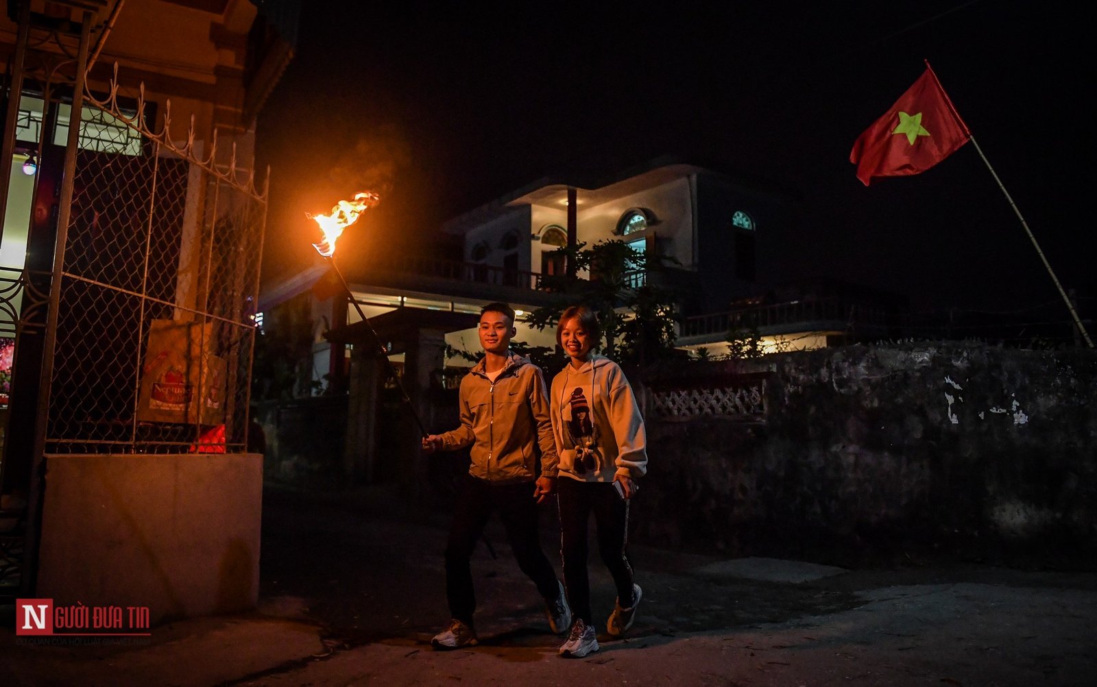 Tin nhanh - Nam Định: Độc đáo tục lệ “lấy lửa” cầu may đêm Giao thừa (Hình 16).