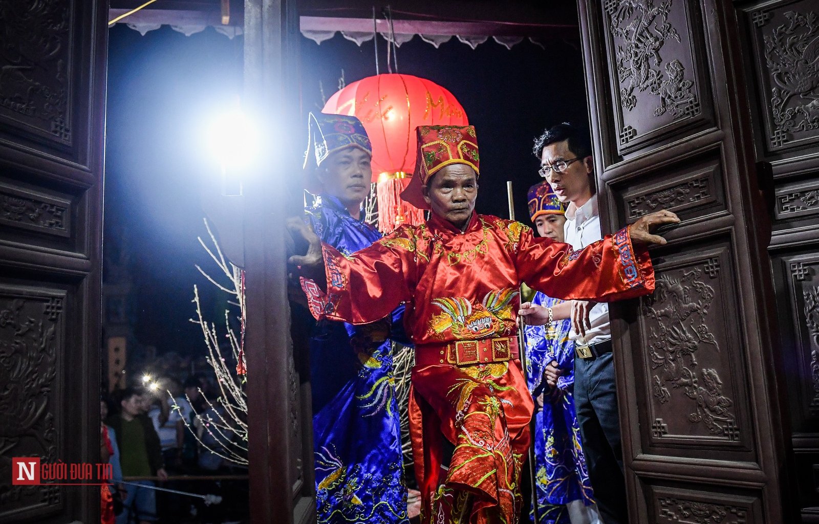 Tin nhanh - Nam Định: Độc đáo tục lệ “lấy lửa” cầu may đêm Giao thừa (Hình 9).