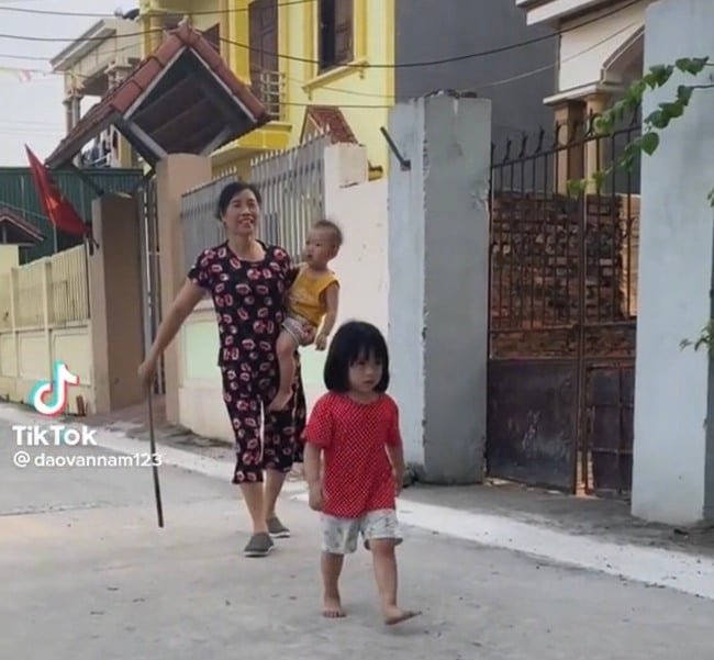 Bé gái có khuôn mặt “chiến” nhất Vịnh Bắc Bộ