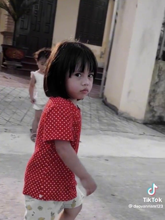 Bé gái có khuôn mặt “chiến” nhất Vịnh Bắc Bộ