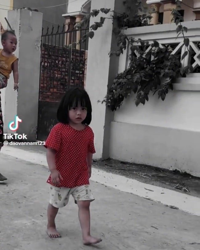 Bé gái có khuôn mặt “chiến” nhất Vịnh Bắc Bộ