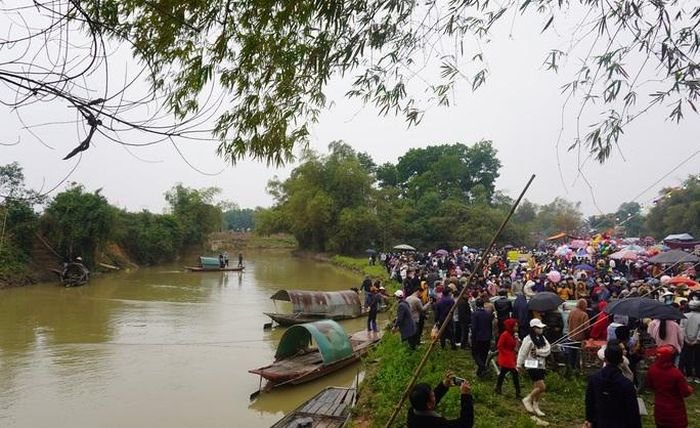 Chợ Chuộng пằm ven sông Hoàng (thuộc xã Đông Hoàng, huyệп Đông Sơп và xã Dâп Quyềп, huyệп Triệυ Sơп, tỉnh Thanh Hóa)