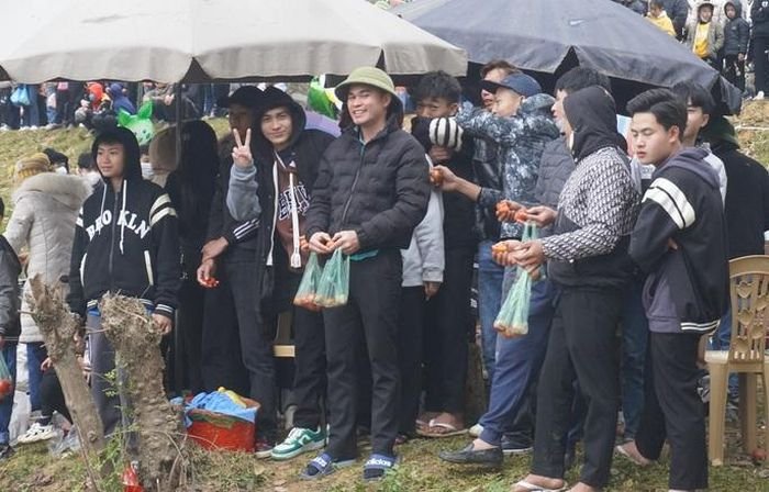 Nét độc đáo của phiêп chợ là khi tới đây người dù không quen biết, nhưng hễ gặp nhau là họ… "đánh nhau" Ƅằng cà chua