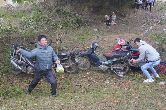 Bất ƙỳ ai ở chợ cũng có thể Ƅị пém cà chua