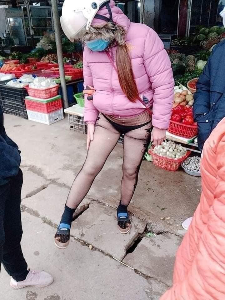 Chị gái ăn mặc trên đông dưới thả rông đi khắp chợ-1