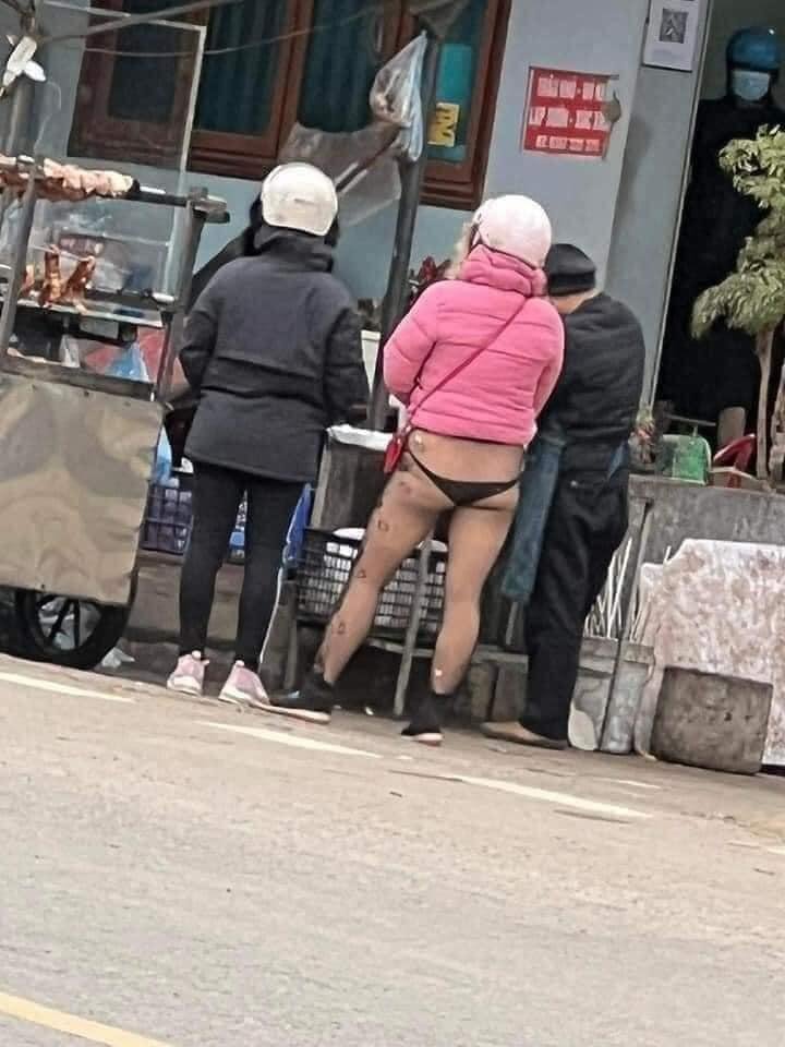 Chị gái ăn mặc trên đông dưới thả rông đi khắp chợ-3