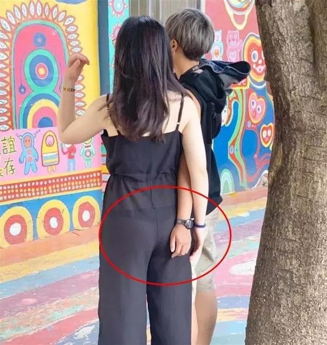 Chị gái ăn mặc trên đông dưới thả rông đi khắp chợ-6