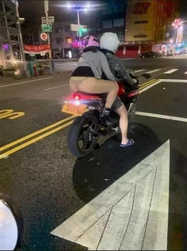 Chị gái ăn mặc trên đông dưới thả rông đi khắp chợ-7