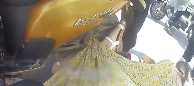 Cô gái mặc quần đùi ngắn co cả 2 chân lên yên xe máy để tránh nắng khiến ai nhìn cũng thót tim - Ảnh 3. Cô gái mặc quần đùi ngắn co cả 2 chân lên yên xe máy để tránh nắng khiến ai nhìn cũng thót tim - Ảnh 3.