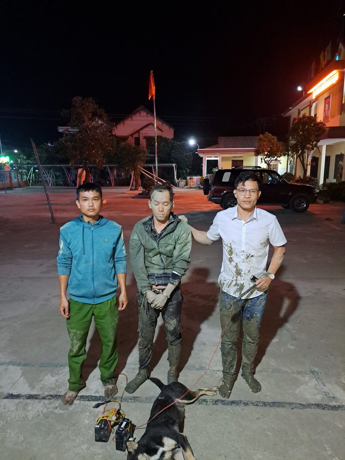 Công an xã mật phục bắt kẻ dùng kích điện trộm chó - Ảnh 3. Công an xã mật phục bắt kẻ dùng kích điện trộm chó - Ảnh 3.