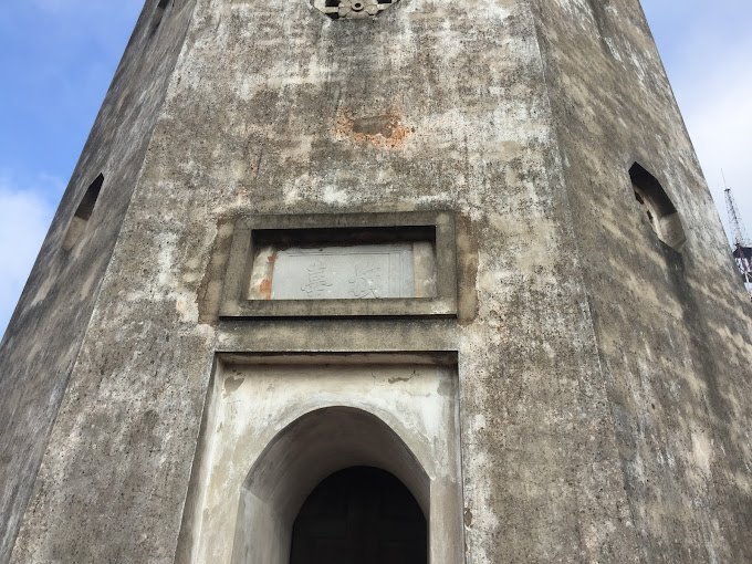 Cửa vào cột cờ. Ảnh: Phạm Ngọc Khanh.