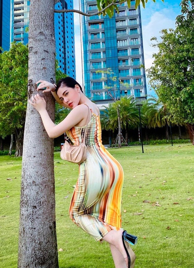 Đã tìm được info cô giáo khiến cho các ông bố chăm đưa con đi học mỗi ngày