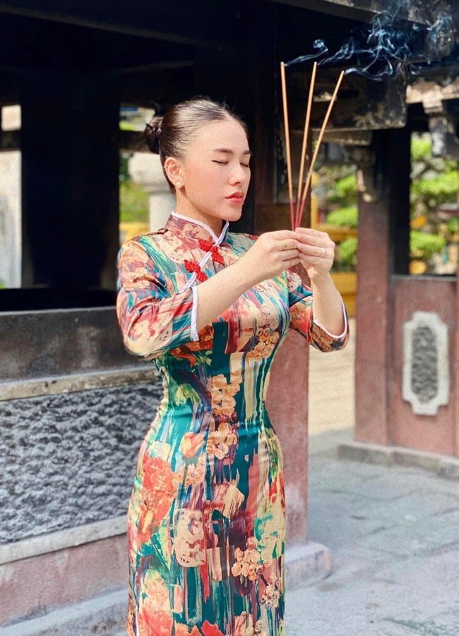 Đã tìm được info cô giáo khiến cho các ông bố chăm đưa con đi học mỗi ngày