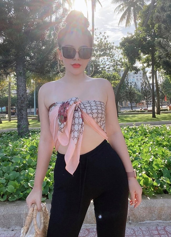 Đã tìm được info cô giáo khiến cho các ông bố chăm đưa con đi học mỗi ngày