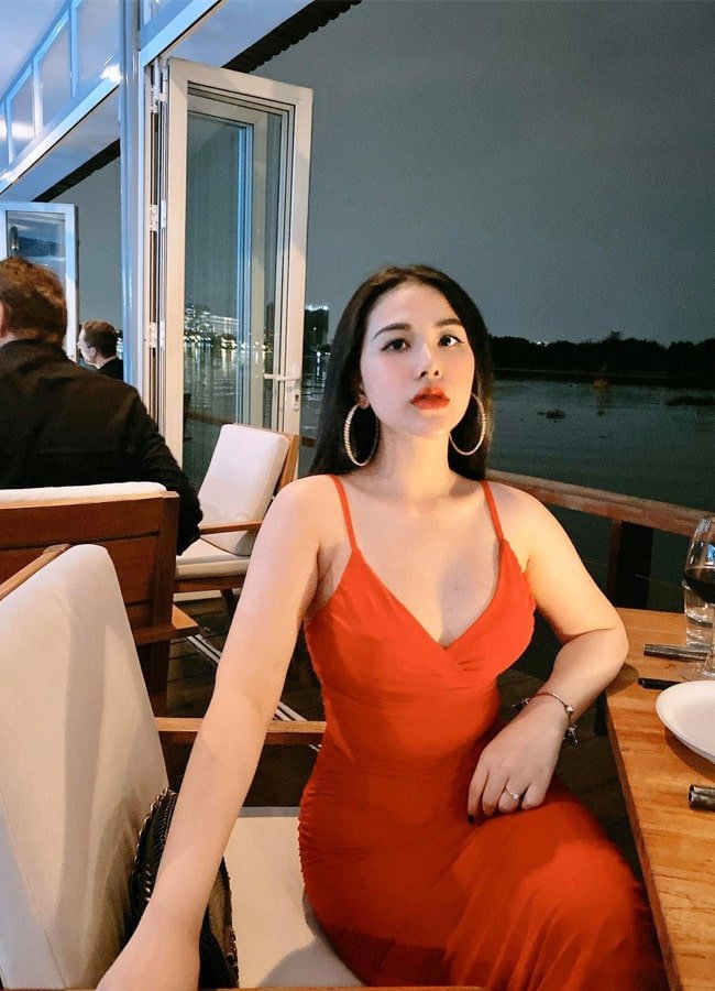 Đã tìm được info cô giáo khiến cho các ông bố chăm đưa con đi học mỗi ngày