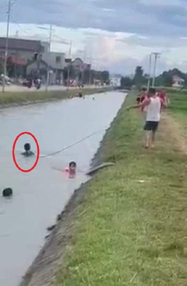 Đưa vợ đi bơi chồng cầm theo cả cuộn dây, phải buộc chắc mới cho xuống - Hình 2