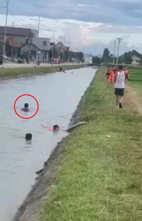 Đưa vợ đi bơi chồng cầm theo cả cuộn dây, phải buộc chắc mới cho xuống - Hình 3